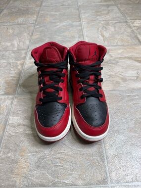 Air Jordan 1 Mid Reverse Bred GS Boys Shoe Size 5Y Red 554725-660 Preowned